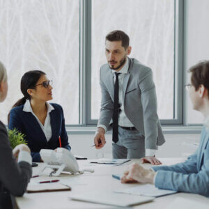 英語を使う仕事に転職すると年収はどれくらい上がる？TOEICスコア別にリアルな年収差を解説