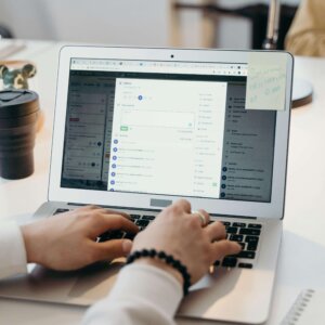 ビジネス英語での依頼の仕方｜Could you please だけでは仕事が動かない理由と正しい使い分け