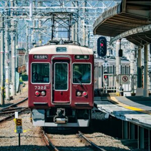 「電車に乗る」の英語表現と使い分け｜「take the train」と「get on the train」の違いは？